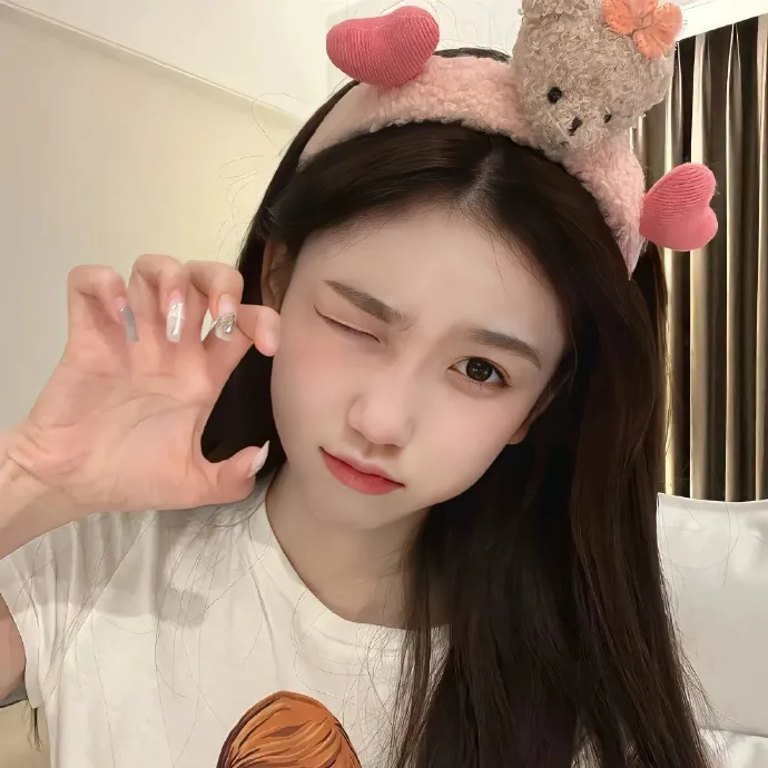 当红男星机场牵手女助理，好友出面澄清，一个月持续发酵
