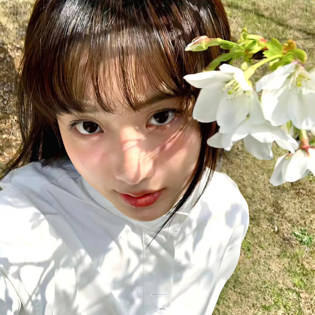机场实拍：乐坛天后深夜密会神秘女子，经纪人连夜公关